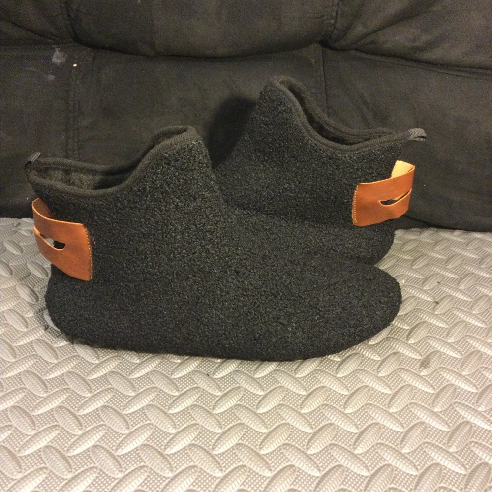 Aefe Cozy Black Men’s Fuzzy Shoes with Tan Accents